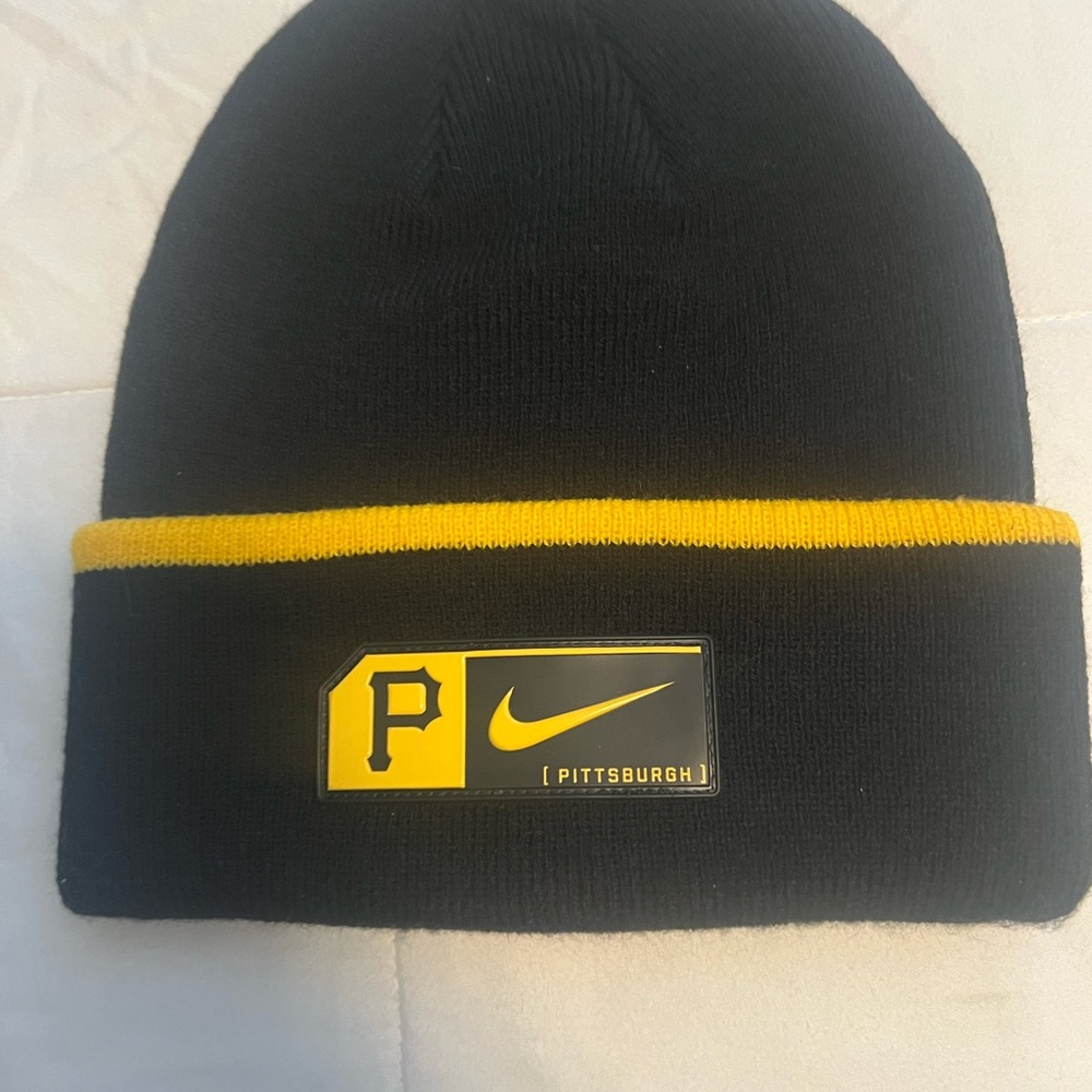 Nike Black and Yellow Beanie with Logo NWOT